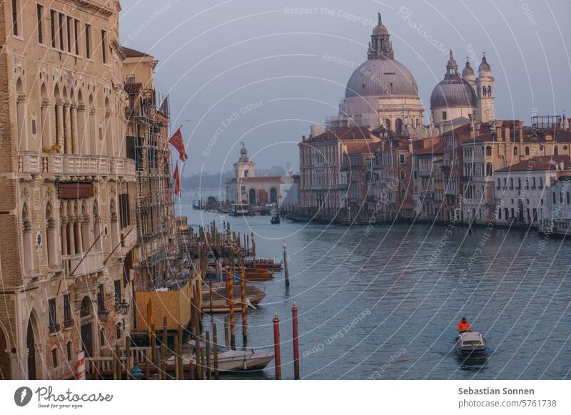 Blick auf den Canal Grande und die Basilika Santa Maria della Salute von der Rialto-Brücke aus an einem dunstigen Winterabend, Venedig, Venetien, Italien Europa