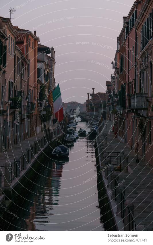 Typischer enger Kanal, umgeben von Gebäuden mit Booten in der Abenddämmerung, Venedig, Venetien, Italien reisen Stadt Italienisch berühmt Anziehungskraft