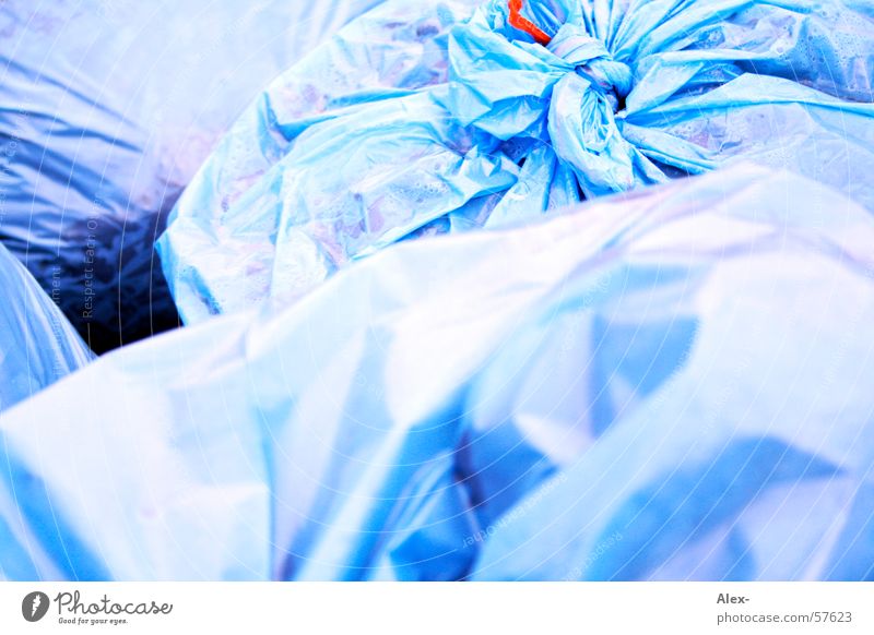 Müllsäcke Sack Anfall nass entsorgen Recycling Sauberkeit Biomüll Müllbehälter Statue blau Knoten Geruch blauer sack Ordnung Übelriechend