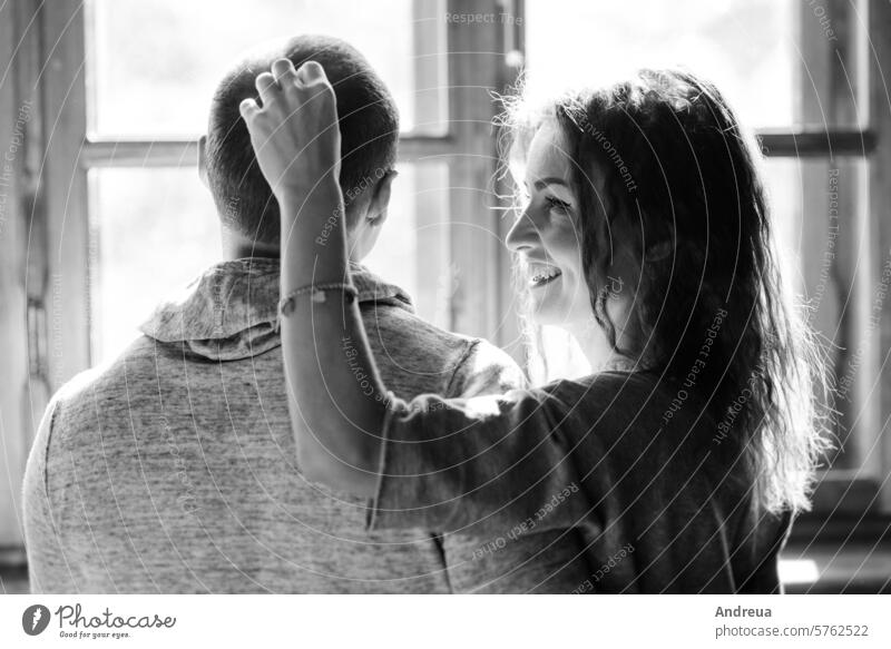 Kerl und Mädchen im Haus in der Nähe des Fensters mit Blick auf braun Licht Familie sich[Akk] entspannen Lifestyle im Innenbereich Menschen Glück Mann Schönheit