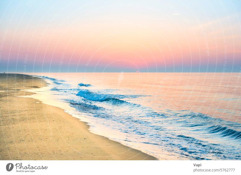 Sonnenuntergang am Strand mit Meereswellen winken Sonnenaufgang MEER Sommer Himmel Landschaft Sand Natur Morgendämmerung Hintergrund Abenddämmerung Wasser schön