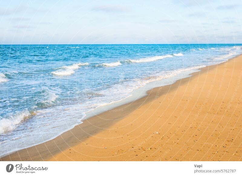 Langer tropischer Sandstrand Strand MEER winken Wellen Meer Natur Wasser Brandung reisen Sonne Sonnenuntergang schön Hintergrund Urlaub blau Himmel