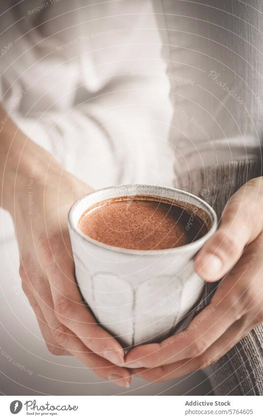 Gemütliche Hände, die eine Tasse heiße Schokolade halten Person Hand Becher Kakao Komfort gemütlich warm trinken Getränk schaumig Beteiligung Wärme beruhigend
