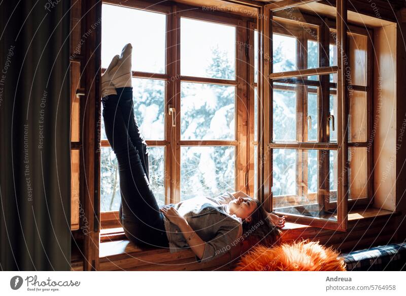 Mädchen im Haus in der Nähe des Fensters mit Blick auf braun Licht Familie sich[Akk] entspannen Lifestyle im Innenbereich Menschen Glück Mann Schönheit schön