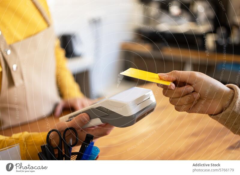 Kontaktlose Kartenzahlung in einem modernen Cafe Zahlung berührungslos Postkarte Kunde Café Terminal Technik & Technologie Komfort Transaktion Ort des Verkaufs