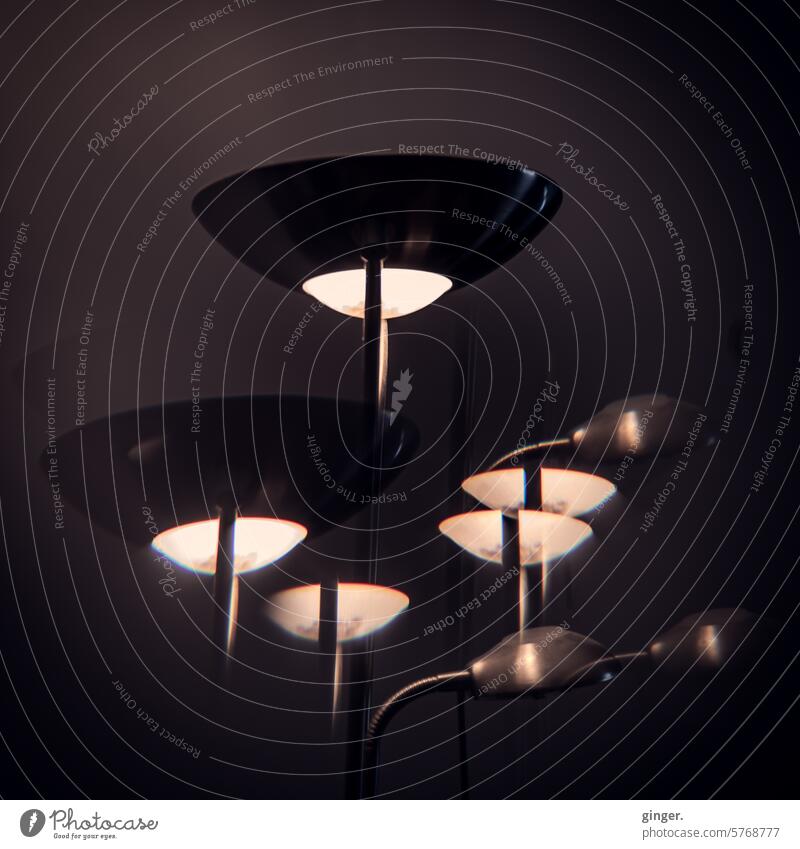 Echo einer Lampe - Prisma-Fotografie Licht vervielfacht Lampenschirm Beleuchtung Kunstlicht Innenaufnahme Farbfoto leuchten Menschenleer Schatten Lampenlicht