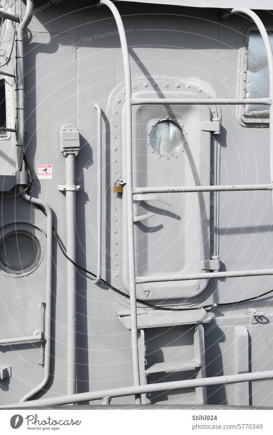 grau in grau - Schiffsaufbauten der Bundesmarine grau Bundesmarine MArine Decksaufbau Leiter Tür Schott wasserdicht seefest seegängig Schifffahrt Außenaufnahme