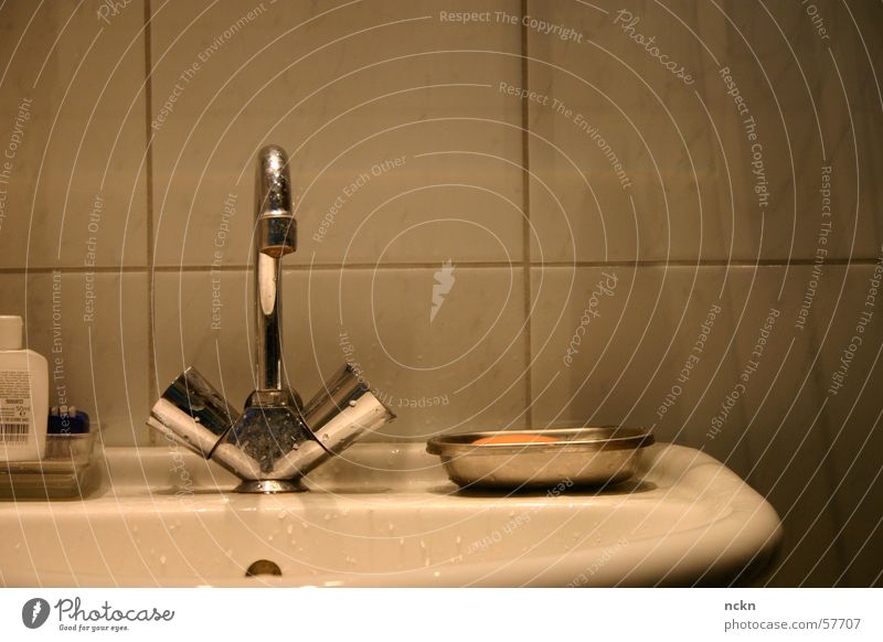 Waschen Waschbecken Bad Wasserhahn Seife Sauberkeit rein Ventil gut Reinigen Fliesen u. Kacheln Morgen wash clean bathroom water soap
