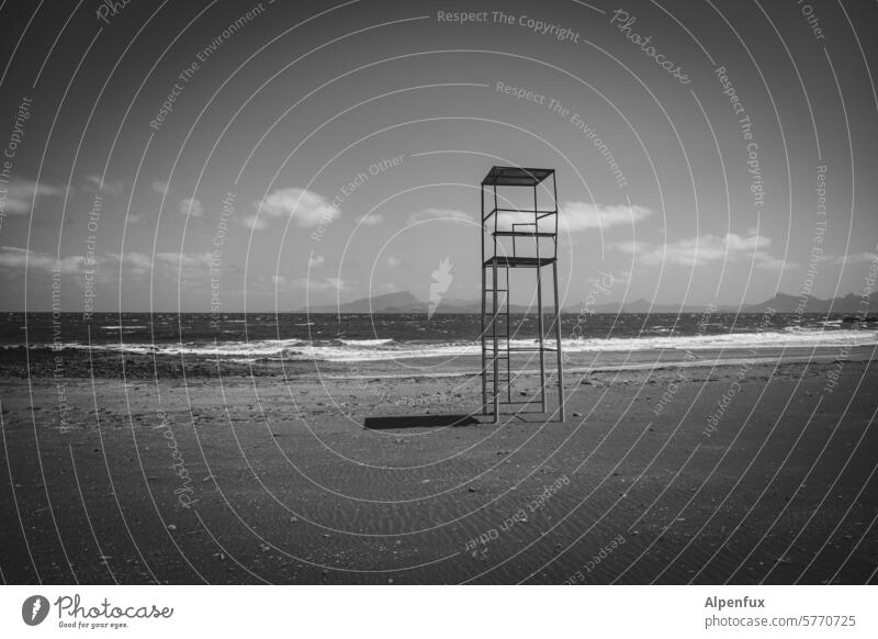 Rettungsturm am Meer schwarzweiß Strand Rettungsschwimmer Ferien & Urlaub & Reisen Küste Schwimmen & Baden Turm Himmel Sommerurlaub Wasser Cabo Verde