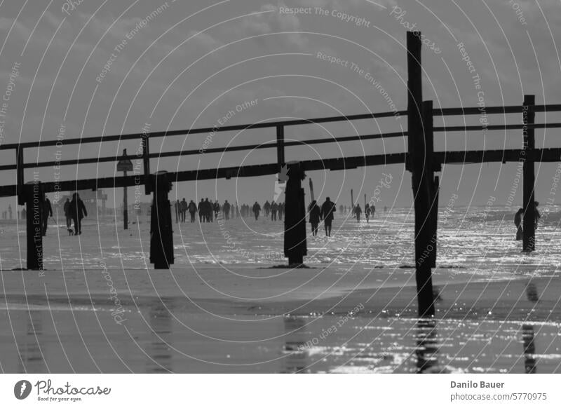 Menschen laufen am Strand entlang. Pier Spaziergang Landschaft Wasser Küste Meer Tourismus Pfahlbau Seebrücke Nordsee