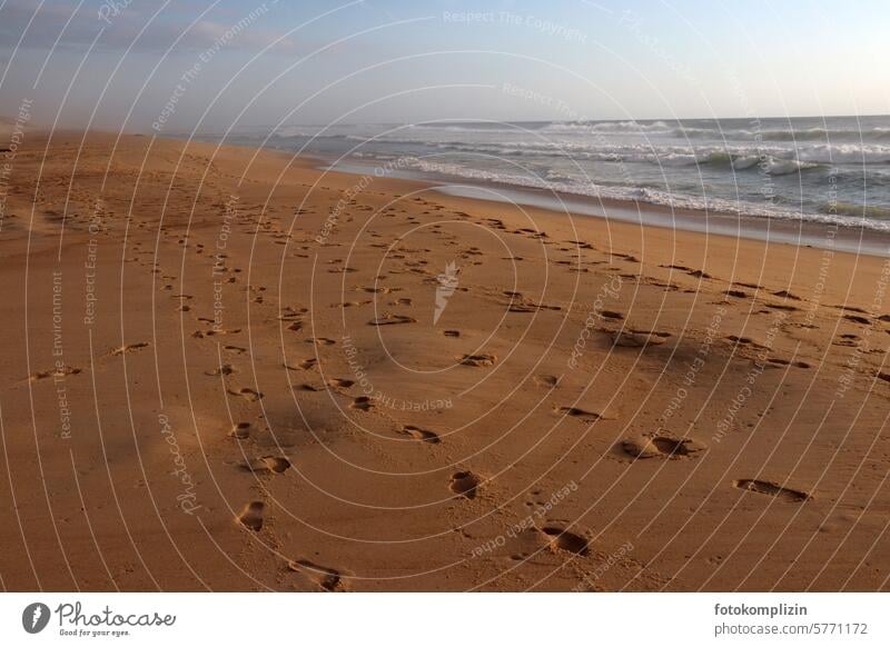 Sandstrand mit Fußspuren Strand Spuren Meer Atlantik Wege Strandspaziergang Spaziergang Fußspuren im Sand Menschenleer Sommerurlaub Erholung Weite Ferne