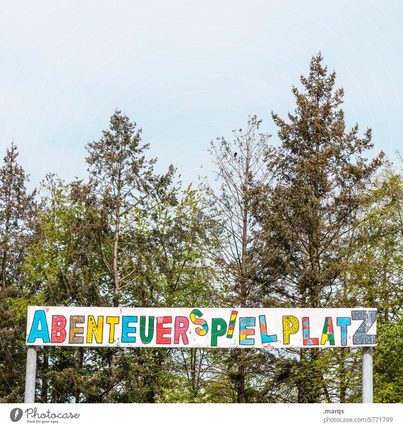 Abenteuerspielplatz Schilder & Markierungen Baum Jahreszeiten Schriftzeichen Buchstaben bunt Kindheit Spielplatz Freude Himmel Schönes Wetter verspielt