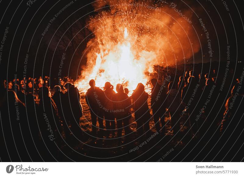 Gruppe von Menschen beobachtet Osterfeuer Außenaufnahme heiß brennen Flamme Ostern Nacht Farbfoto Feuer Brand gefährlich Licht verbrennen Warmherzigkeit Umwelt