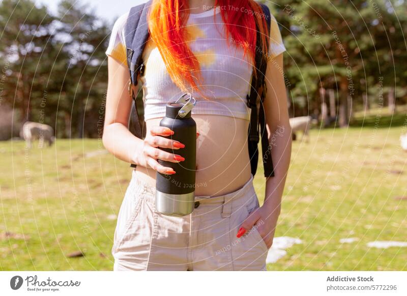 Rothaariger Wanderer mit Wasserflasche auf Naturausflug Flucht rothaarig Frau Nahaufnahme im Freien Abenteuer Bäume Wiese wandern Rucksack Nachlauf Freizeit