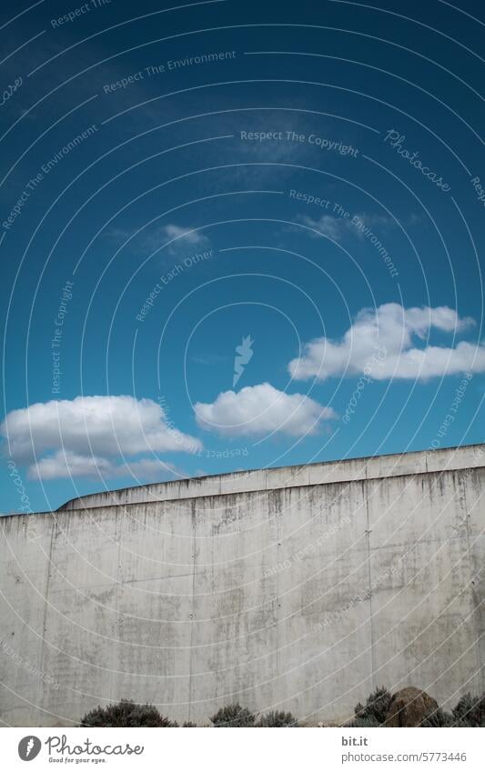 Das Runde muss ins Eckige l Wolken tieffliegend Himmel Natur weiße Wolken blau Blauer Himmel Sommer Landschaft Wetter Tag Schönes Wetter schönes Wetter Klima