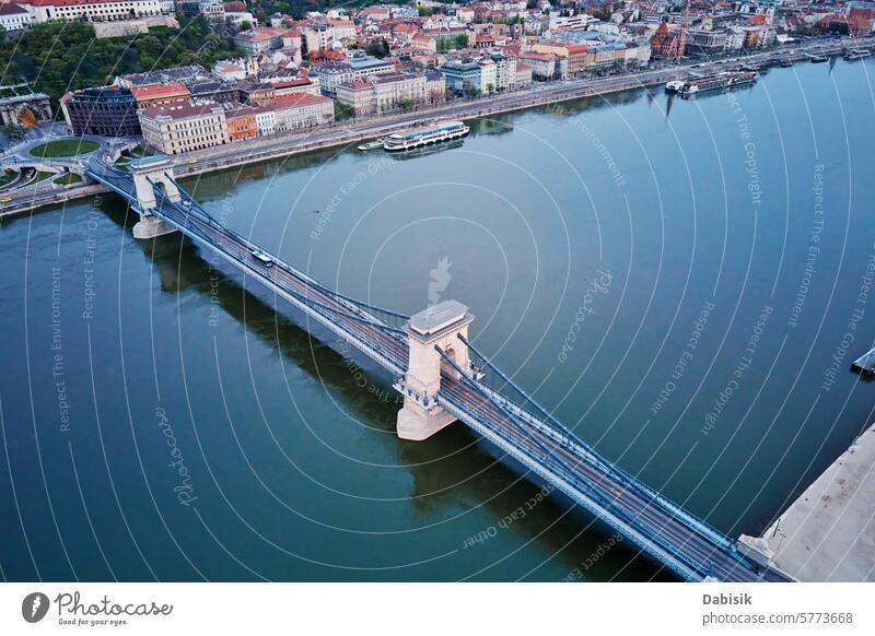 Luftaufnahme des Budapester Stadtbildes entlang der Donau Donau Fluss Kettenbrücke Ungarn Großstadt Skyline Schädling Sehenswürdigkeiten historisch Flussufer