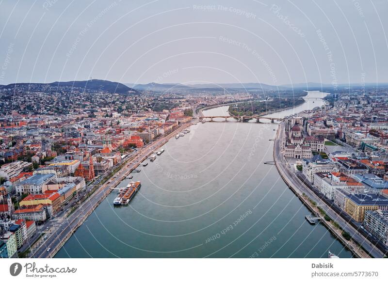 Luftaufnahme des Budapester Stadtbildes entlang der Donau Donau Fluss Brücke Großstadt Ungarn Parlament Skyline Schädling Sehenswürdigkeiten historisch