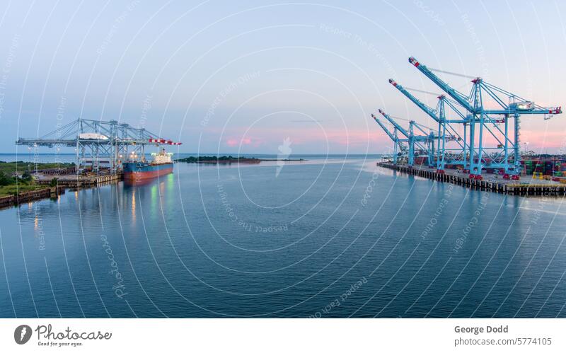 Hafen bei Sonnenuntergang Hafenstadt Portwein hafen mobile al Alabama Golfküste Dröhnen Drohnenansicht Sonnenuntergangshimmel Abenddämmerung Wasser Schiff