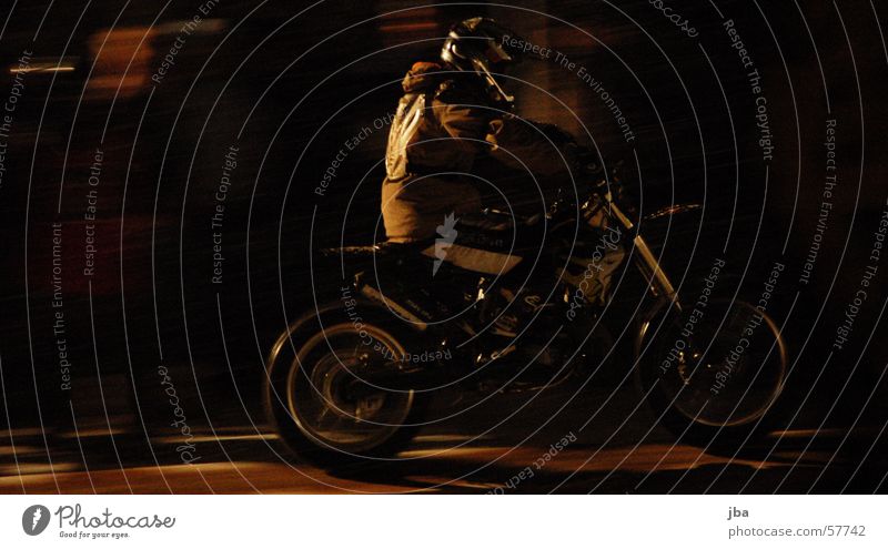 Vollgas 2 Motorrad Freestyle Fahrer Helm anlauf nehmen springen Unschärfe Geschwindigkeit Bewegungsunschärfe fmx Fahrrad Rad rider Sitzgelegenheit federung töff