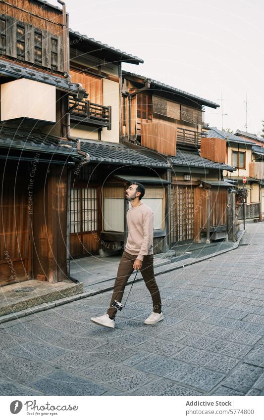 Traditionelle japanische Straßen als Tourist erkunden Japan reisen traditionell Mann laufen Fotokamera Kultur Architektur historisch hölzern Viertel Erkundung