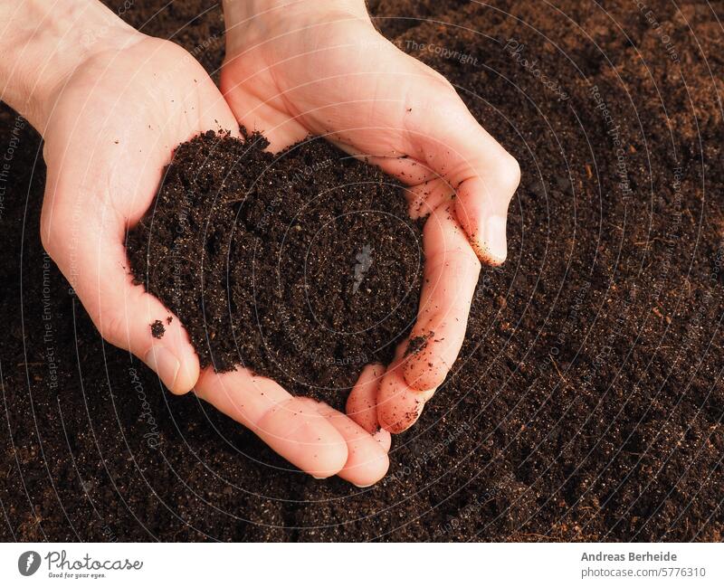 Hände halten nährstoffreiche Erde in Form eines Herzens Herzform Boden Aussaat Wiederaufforstung Humus organisch Qualität Nährstoffe nachhaltig wachsend Erdtag