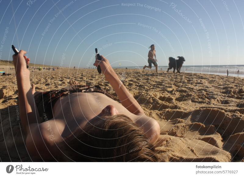 spielende Kinder am Sandstrand Junge Strand drachensteigen toben Hund Ferien Urlaub chillen Erholung Ferien & Urlaub & Reisen Sommerurlaub