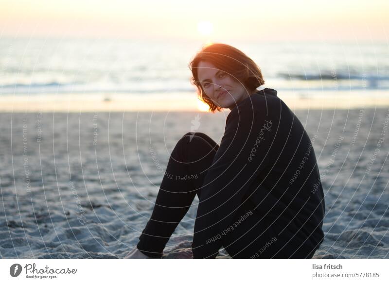 LÄCHELN - STRAND - DÄMMERUNG - MEER Frau 30 bis 35 Jahre Lächeln Schüchtern Strand Sand Meer Sonnenuntergang Erwachsene Junge Frau Zeit für sich Erholung