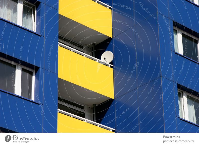 IKEAliving Haus Wohnung Plattenbau gelb Balkon Fenster Antenne Satellitenantenne kalt gerade Mieter klein Besitz Hausverwaltung nebeneinander blau ikea