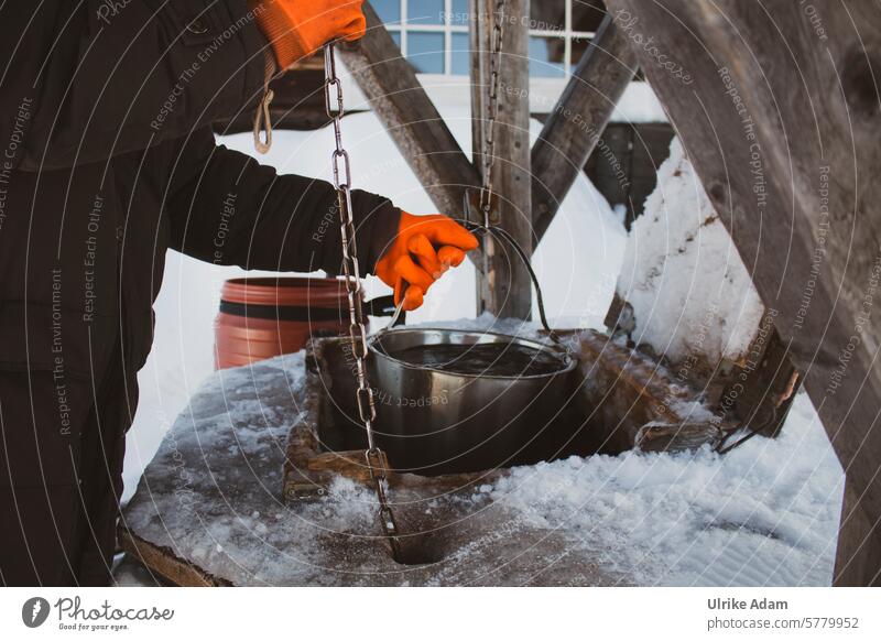 Lappland | Am Brunnen Polarkreis Abenteuer Schneelandschaft Mann Eimer Wasser schöpfen Eis Schweden Europa Winter Urlaub Natur Außenaufnahme kalt