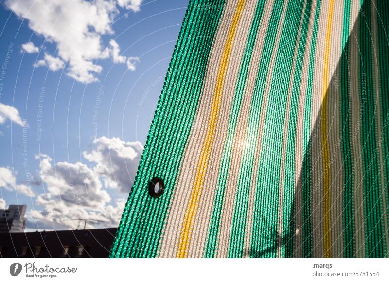 Sonnenschutz kunststoff textil abdeckung streifen plane segeltuch Wetterschutz Sonnenlicht Wolken Sommer Blauer Himmel sonnenschutz Klima