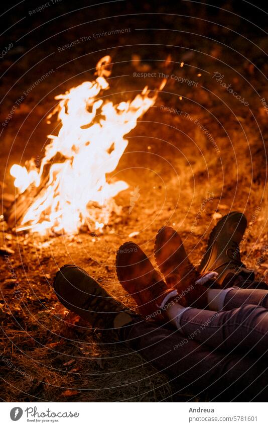 Ein junges Pärchen, ein Mann und ein Mädchen mit hellen Strickmützen, hielt an einem Camping Paar Typ Vollbart Hüte gestrickt Wärme Zelt Freudenfeuer Liebe