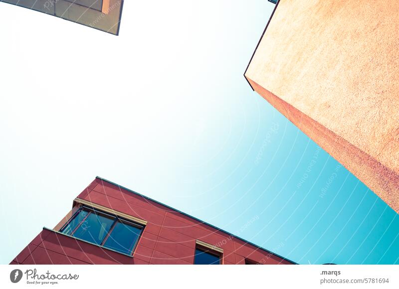 Drei rot eckig Architektur modern Froschperspektive blau Gebäude Wolkenloser Himmel Haus ästhetisch Perspektive Fassade Immobilienmarkt himmelwärts