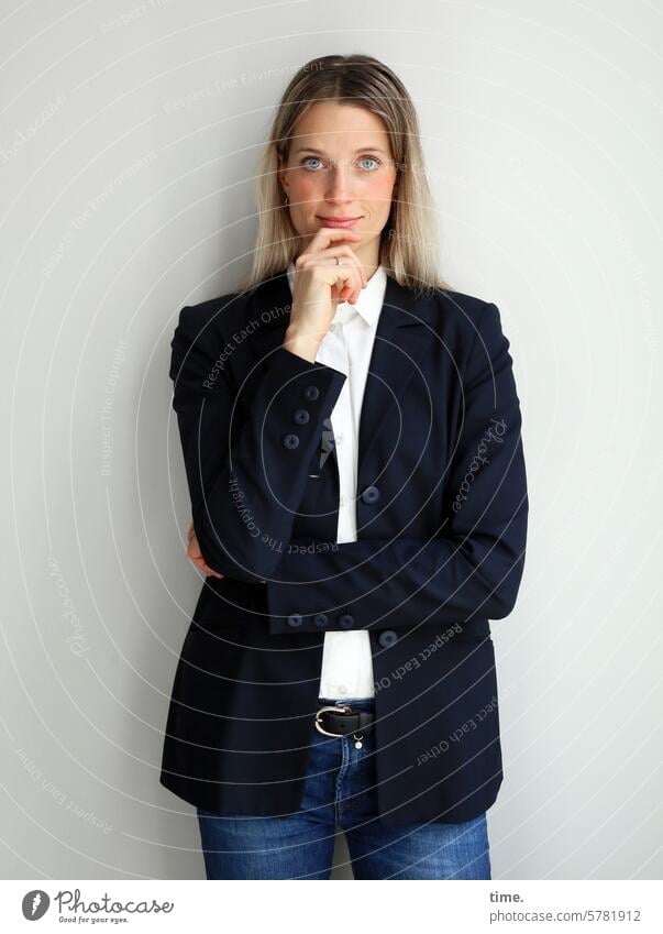 Frau im Jackett Hemd Businessfrauen prüfen langhaarig Blick in die Kamera blond Portrait feminin Hand freundlich verschränkter Arm Jeans Freisteller