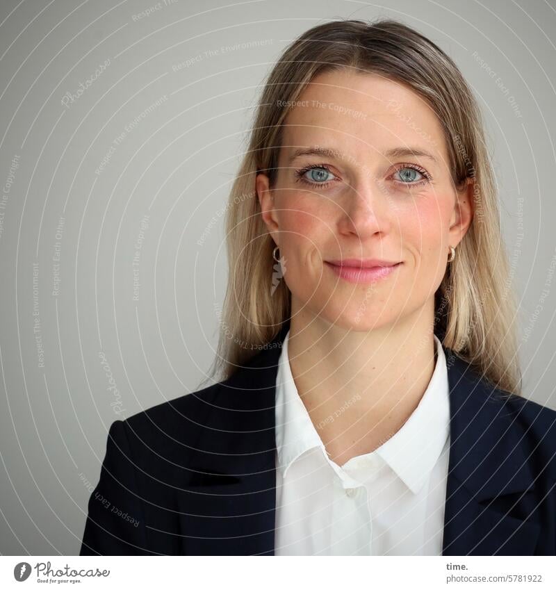 Frau im Jackett freundlich blond Portrait langhaarig feminin Blick in die Kamera Businessfrauen Hemd Ohrringe