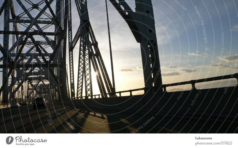 BayBridge San Francisco Träger Stahl Fachwerkfassade Autobahn Geschwindigkeit Gegenlicht Physik Sonnenuntergang Wolken Verkehr Brücke Straße PKW Kontrast Wärme