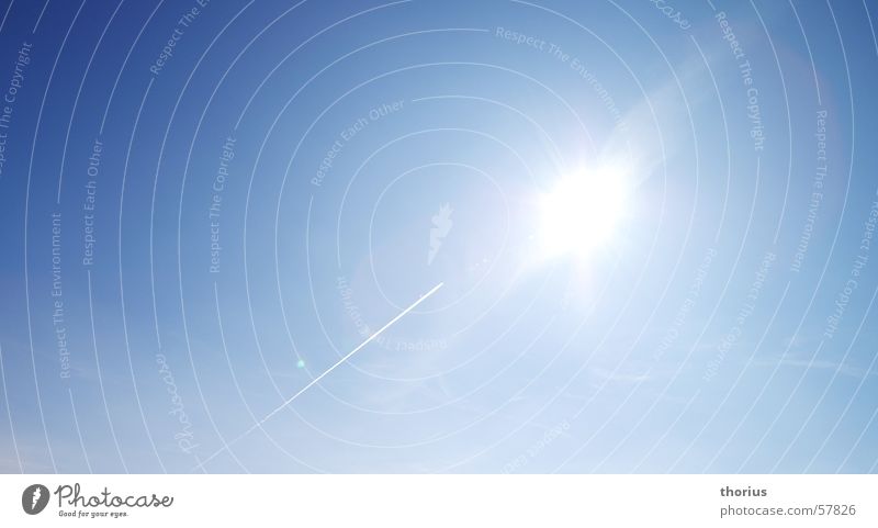 der sonne entgegen Flugzeug Kondensstreifen Gegenlicht Himmel blau Sonne