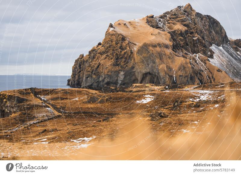 Zerklüftete Landschaft Islands mit Felsformationen und Wanderwegen Gesteinsformationen Nachlauf Schnee Atlantik majestätisch raue Schönheit riesig Natur