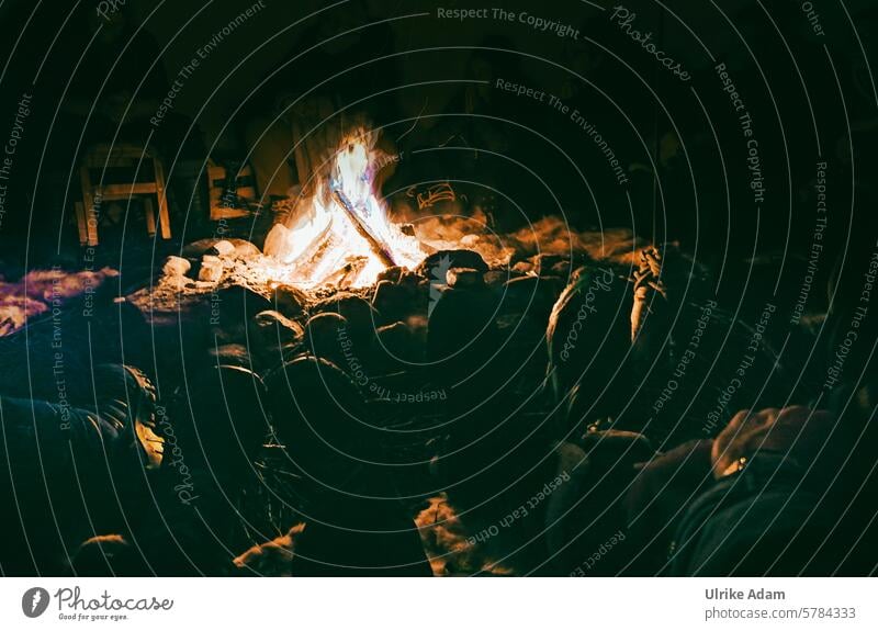 Lappland | Samischer Abend im Tipi Feuer Lagerfeuer Lagerfeuerstimmung Feuerholz schwedisch traditionell Tradition Schweden Europa kalt Ferien & Urlaub & Reisen