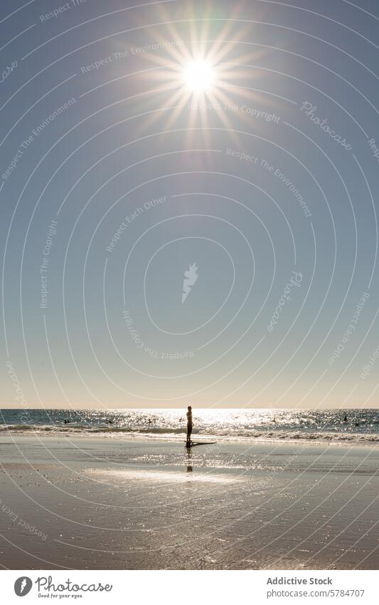 Gelassene Strandszene mit einer am Meer stehenden Person Sonne MEER Reflexion & Spiegelung einsiedlerisch hell schillernd Wasser sonnenbeschienen Horizont