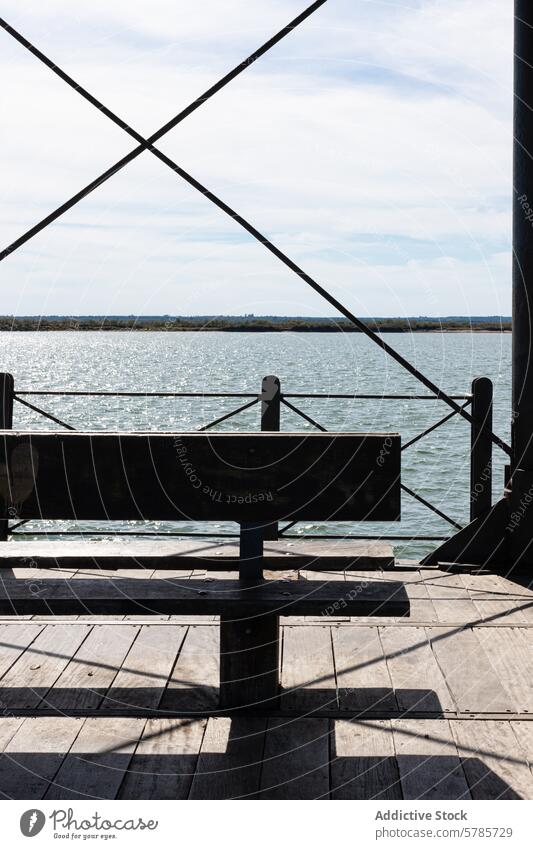 Gelassener Blick auf das Wasser von der Huelva-Pier mit Bank Hafengebiet Ansicht MEER ruhig Metall Reling hölzern geometrisch Muster Spanien Küste Seeküste