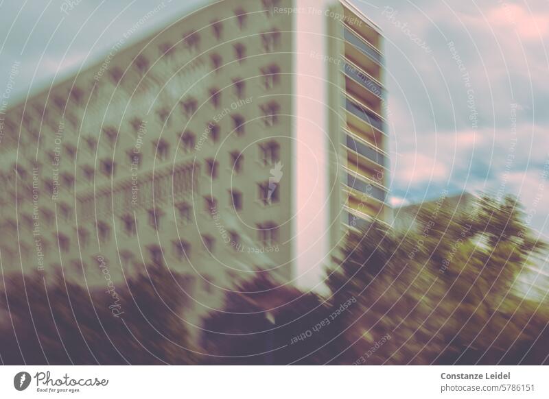 Hochhaus mit vielen Fenstern in ICM Architektur ICM-Technik abstrakte Fotografie verschwommen Unschärfe unscharf Stadt Wohnhaus wohnen urban Urbanität