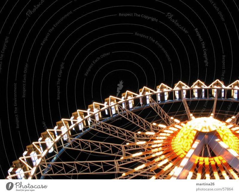 Schonschleudern Riesenrad Jahrmarkt Licht Nacht gelb rot Freizeit & Hobby Fahrgeschäfte Freude Außenaufnahme Fairness Illumination Karussell Neonlicht