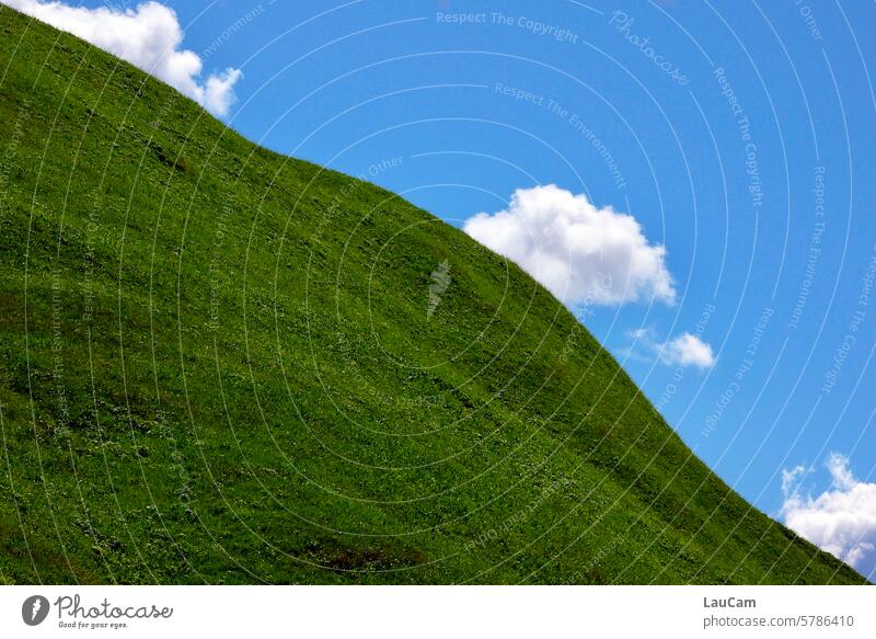 Schönes Wetter in den Bergen blauer Himmel weiße Wolken grüner Hügel Abhang schönes Wetter saftig grün Wiese Gras hügelig bergig schräg abschüssig Landschaft