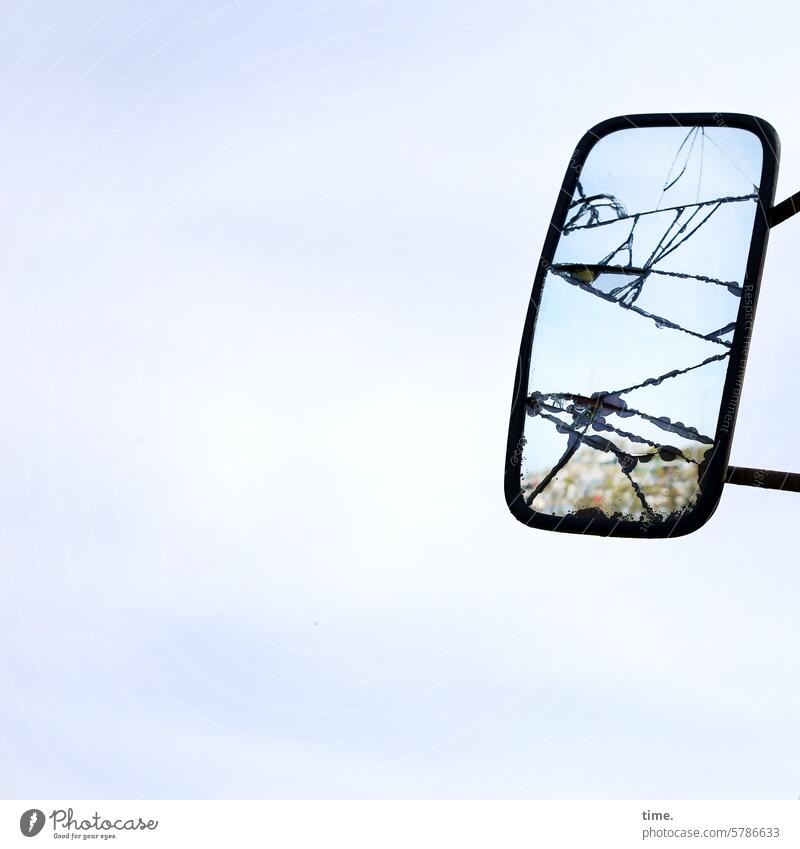 ganz schön abgefahren | Rückspiegel Spiegel Außenspiegel Glas Lkw kaputt Himmel Wolken Reflexion & Spiegelung Fahrzeugteil Schrottplatz gesplittert zersplittert