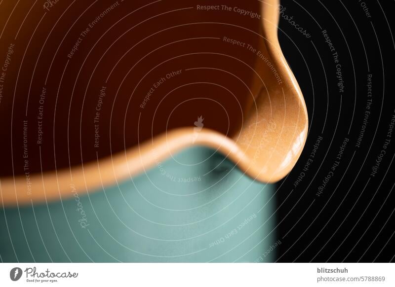 Ein Krug in der Nahaufnahme Tonkrug Vase Tisch Dekoration & Verzierung Detailaufnahme Stil Innenaufnahme Makro Stilleben grün utensil Haushalt Makroaufnahme