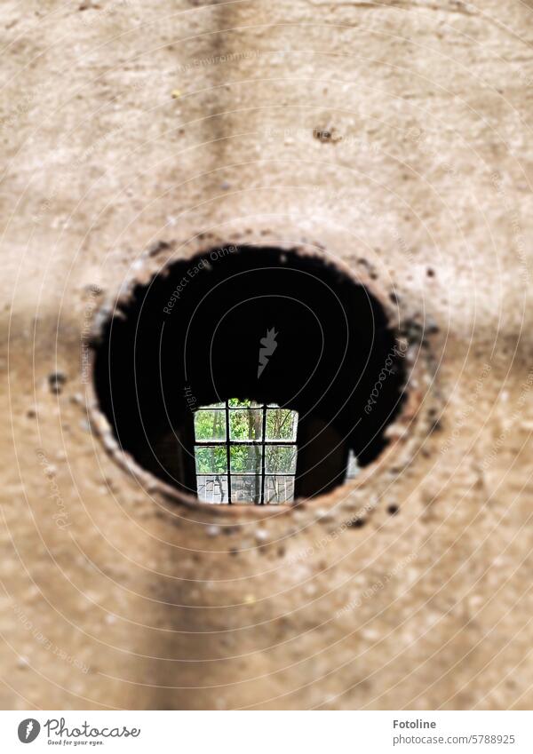 Durch ein Loch im Boden eines Lost Places kann ich das Fenster eine Etage unter mir sehen. rund Kreis kreisrund Strukturen & Formen schwarz braun Fensterkreuz