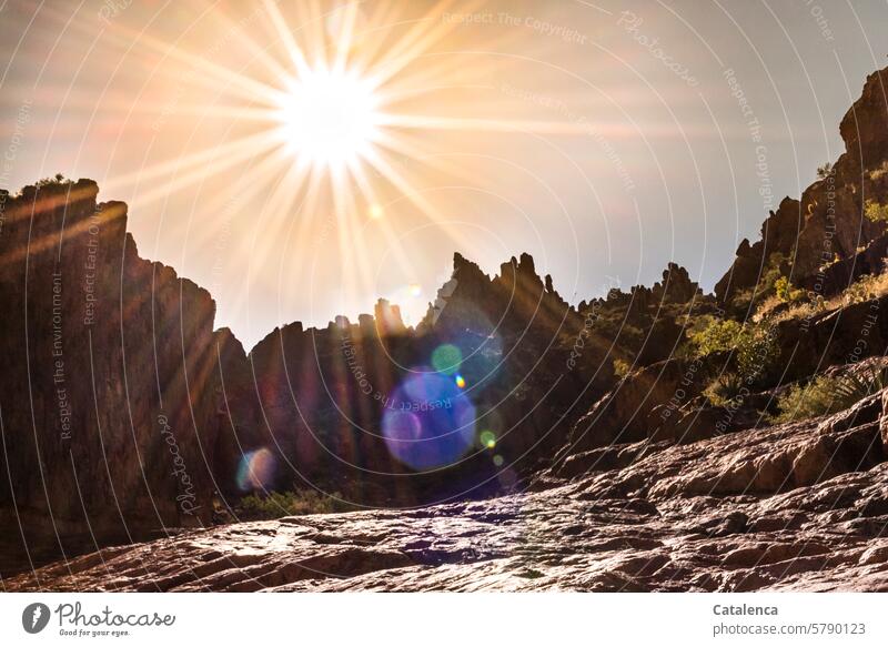 Die Sonne brennt Natur Landschaft Berge Gebirge Stein Fels Felsen wandern scheinen brennen Sonnenstrahlen gleißend Himmel Hitze heiß Licht Trockenheit Dürre