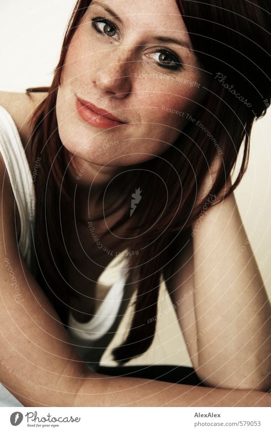 Portrait einer jungen, sommersprossige Frau feminin Junge Frau Jugendliche Kopf Auge Lippen Arme Sommersprossen 18-30 Jahre Erwachsene Hemd rothaarig langhaarig