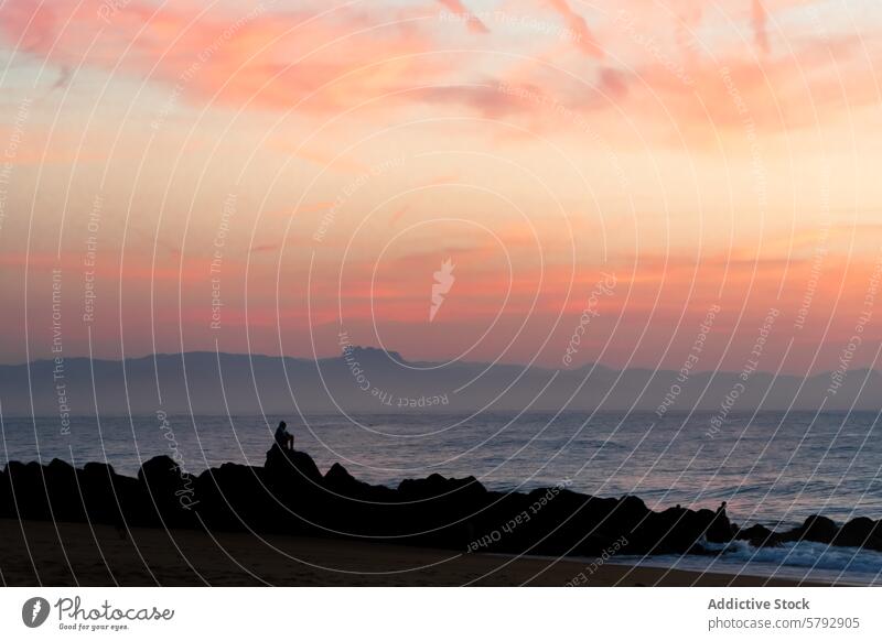 Ruhiger Sonnenuntergang am Strand von Capbreton mit Silhouettenfiguren Frankreich Ruhe Gelassenheit Landschaft Meereslandschaft Himmel Abenddämmerung Dämmerung
