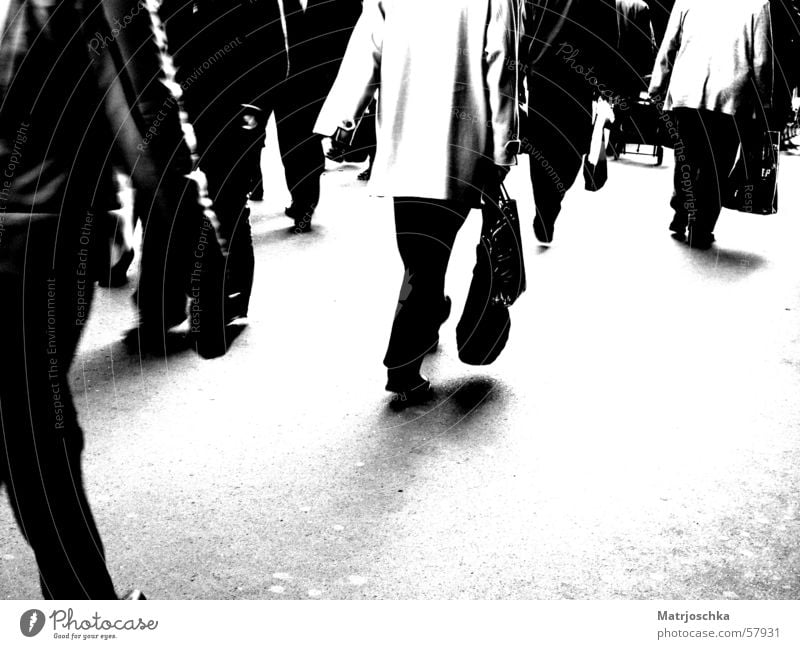 Petersburger Beine Schwarzweißfoto Außenaufnahme Textfreiraum unten kaufen Mensch Fußgängerzone überbevölkert Straße laufen St. Petersburg